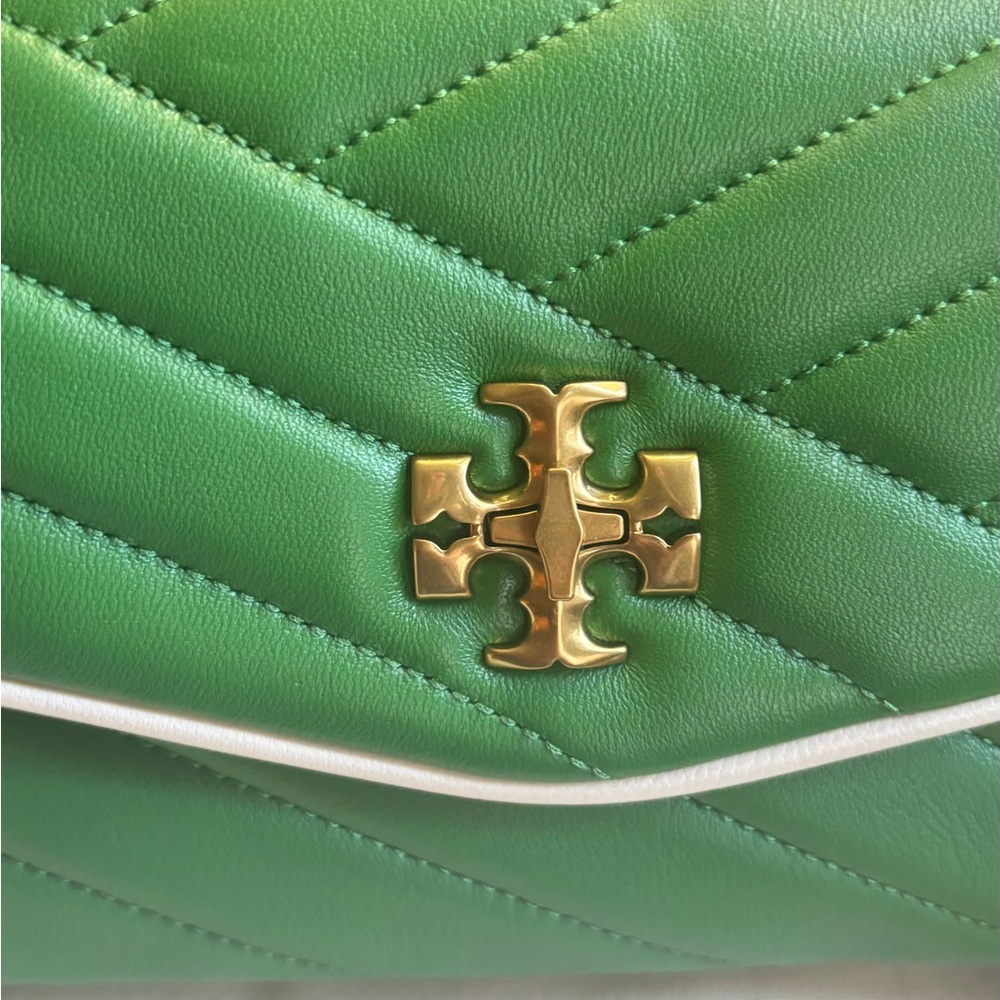 Tory Burch Green Quilted Crossbody with White Trim and Gold Logo - Picture 3 of 15